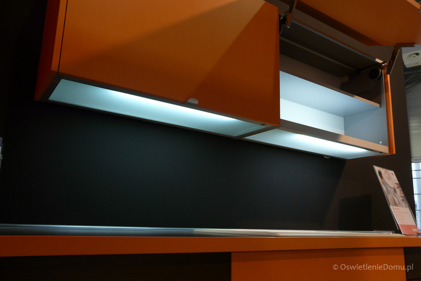 Aranżacja kuchni - oświetlenie wmontowane w spody szafek wiszących