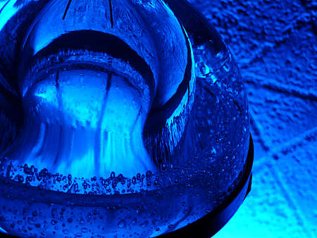 szklana kula oświetlona niebieskim światłem