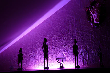 ściana oświetlona diodami LED na fioletowo
