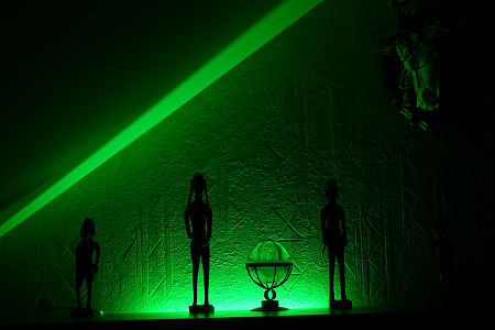 ściana oświetlona diodami LED na zielono